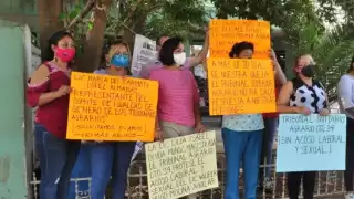  Manifestantes alegan que para ellas sí es importante la separación de Lilia Ochoa