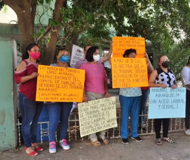  Manifestantes alegan que para ellas sí es importante la separación de Lilia Ochoa