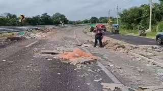 Tráiler invade carril contrario y bloquea la Mérida-Campeche
