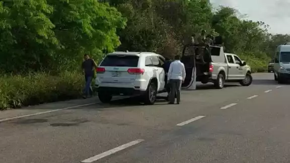 La camioneta no pudo avanzar más hacia su trayecto La camioneta no pudo avanzar más hacia su trayecto