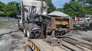 “No liberaremos la maquinaria hasta que reparen los daños”: retienen equipos de CFE en Isla Aguada por dañar calles