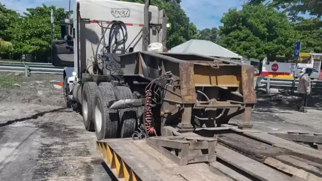 Vecinos exigen reparación de calles destruidas por empresas contratistas de la CFE
