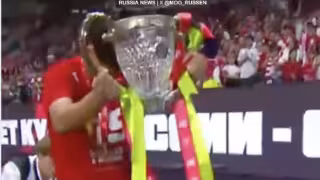 Pablo Solari rompe la copa tras coronarse campeón con Spartak de Moscú