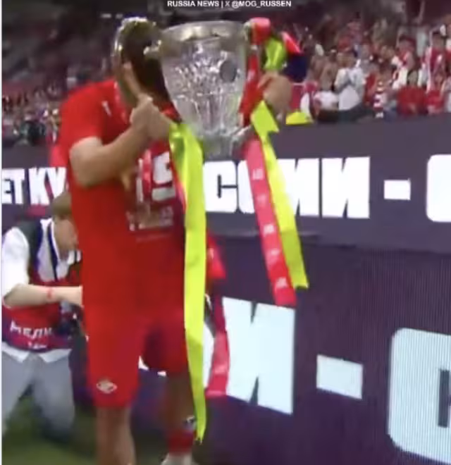 El jugador rompió la copa en plena celebración