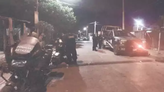 Vecinos evitaron el arresto de una tercera persona. Foto: José Salazar. Vecinos evitaron el arresto de una tercera persona. Foto: José Salazar.