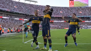 Con la jerarquía de Paredes, Boca Juniors se adueña del Superclásico argentino  ante River Plate