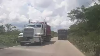 Automovilistas aseguran que los choferes de volquetes los rebasan, sin importar que traigan carga, lo que podría generar accidentes