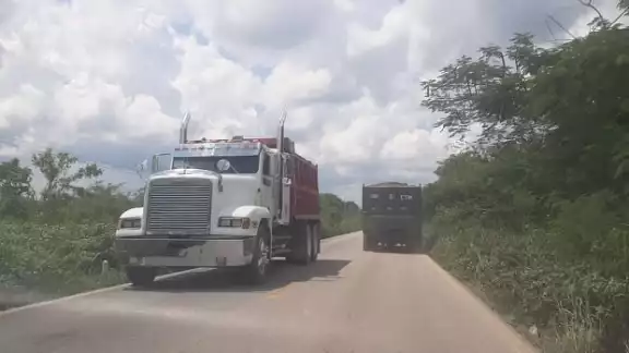 Automovilistas aseguran que los choferes de volquetes los rebasan, sin importar que traigan carga, lo que podría generar accidentes Automovilistas aseguran que los choferes de volquetes los rebasan, sin importar que traigan carga, lo que podría generar accidentes