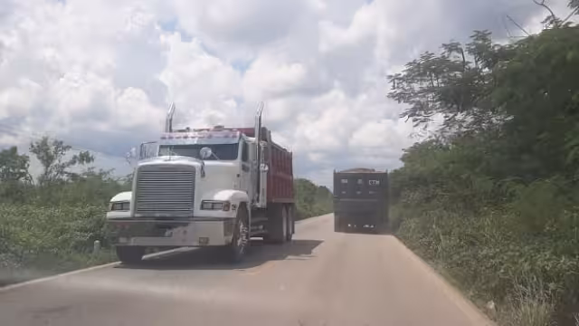 Automovilistas aseguran que los choferes de volquetes los rebasan, sin importar que traigan carga, lo que podría generar accidentes