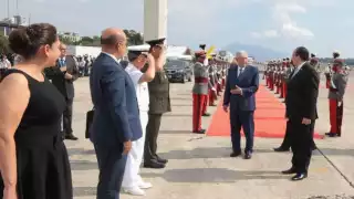 AMLO se presentó y saludó a la comitiva del Gobierno de Guatemala a su llegada a aquél país