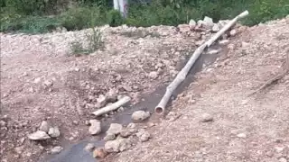 Los trabajos de reparación de la calle dañaron la tubería que suministra agua a la comunidad de Señor