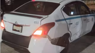 Taxi se pasa el alto y provoca choque con una combi en Playa del Carmen