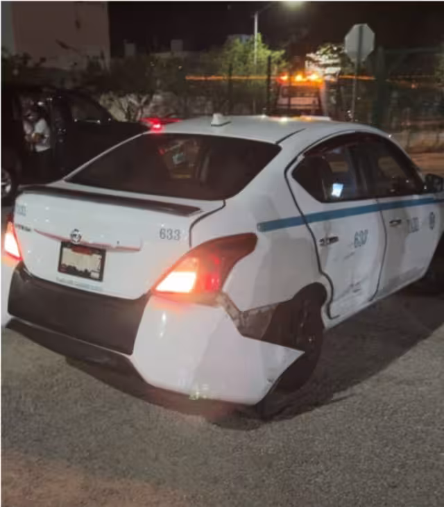 La fuerza del golpe se concentró principalmente en la puerta lateral y en la llanta trasera del automóvil, donde se observaron daños visibles