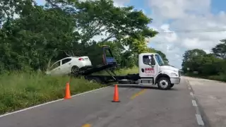 Auto pierde el control en la carretera Valladolid - Río Lagartos y termina en la maleza