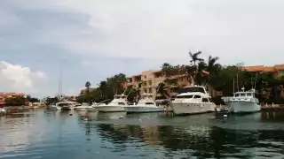 El fuerte oleaje, provocado por el mal tiempo, barrió el puente y el menor, que estaba sentado, salió proyectado al agua