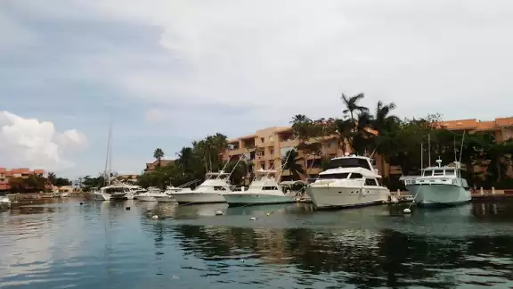El fuerte oleaje, provocado por el mal tiempo, barrió el puente y el menor, que estaba sentado, salió proyectado al agua El fuerte oleaje, provocado por el mal tiempo, barrió el puente y el menor, que estaba sentado, salió proyectado al agua