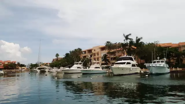 El fuerte oleaje, provocado por el mal tiempo, barrió el puente y el menor, que estaba sentado, salió proyectado al agua