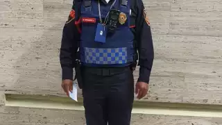 CDMX: Policía devuelve cheque por 40 millones de pesos que encontró tirado en la calle