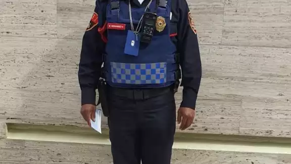 El agente fue reconocido por su honradez El agente fue reconocido por su honradez