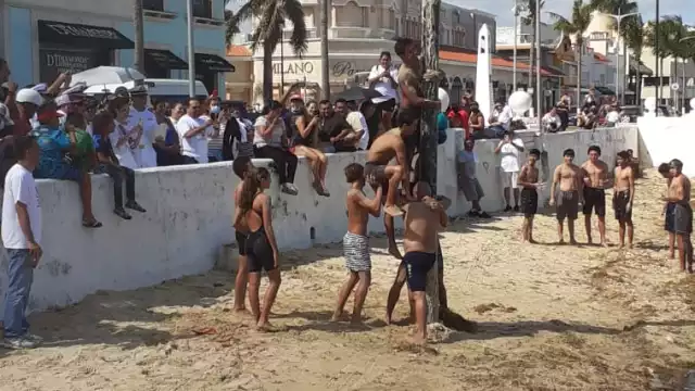 La tradición del Palo Encebado por las festividades del Día de la Marina tiene 50 años de antigüedad