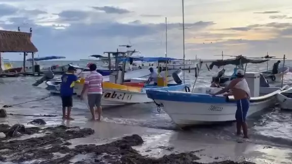 Los novios fueron vistos por persona de limpieza de Playa del Niño mientras se abrazaban y dormían