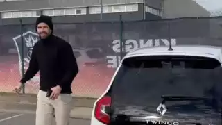 Piqué llegó a bordo de su Twingo