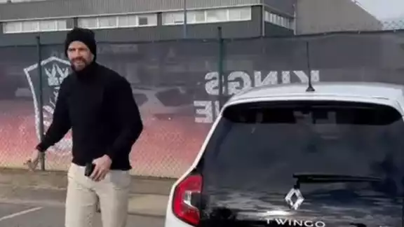 Piqué llegó a bordo de su Twingo