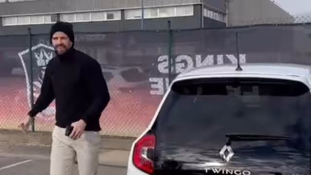 Piqué llegó a bordo de su Twingo