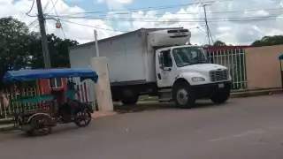 Los camiones tomados y guradados en la escuela han sido sacados durante la madrugada. Foto: Jorge Amado Caamal