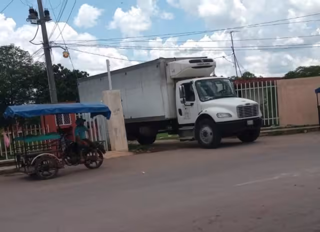 Los camiones tomados y guradados en la escuela han sido sacados durante la madrugada. Foto: Jorge Amado Caamal