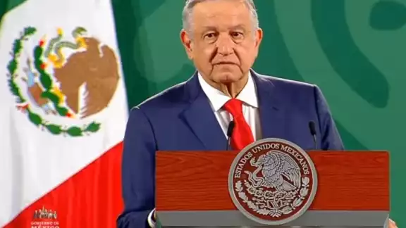 AMLO llegó al Panteón Francés, sobre la calzada Legaria de la Ciudad de México, y media hora después se retiró del lugar