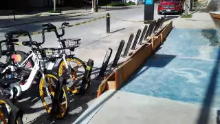 La concesionaria ha sido señalada de bloquear rampas de discapacitados