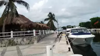Algunas embarcaciones permanecen atracadas en el muelle en espera de indicaciones de la Capitanía de Puerto en la Riviera Maya