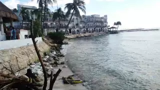 Hotel Panama Jack levanta muro en zona erosionada de Playa del Carmen, denuncian