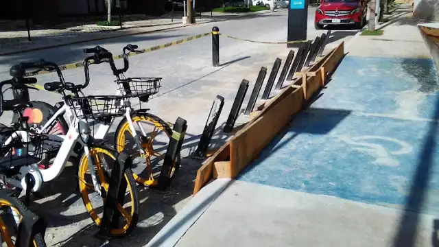 La concesionaria ha sido señalada de bloquear rampas de discapacitados