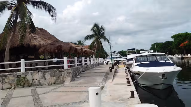 Algunas embarcaciones permanecen atracadas en el muelle en espera de indicaciones de la Capitanía de Puerto en la Riviera Maya