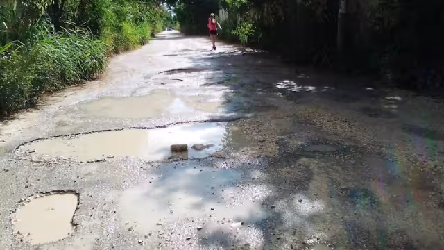 Vecinos cercanos a Playa Xcalacoco indican que la carretera tiene baches grandes, lo que daña automóviles y dificulta el acceso