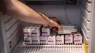 Varias dosis de la vacuna AstraZeneca siendo almacenadas