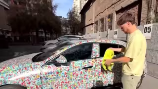 Influencer chileno cubre su automóvil con 11 mil estampas panini