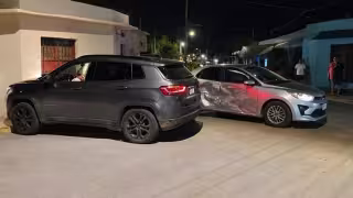 Fuerte choque despierta a vecinos y termina con dos vehículos en el corralón de  Calkiní