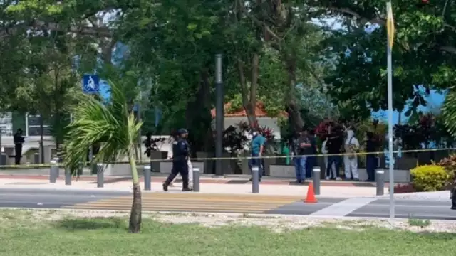 A un lado de la bolsa se encontraba una cartulina con amenazas escritas