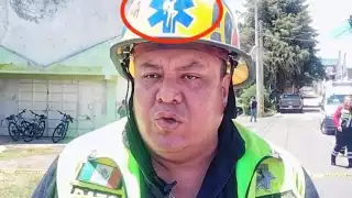 Coordinador de Protección Civil en Tlaxcala porta casco con imagen de teibolera