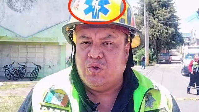 Coordinador de Protección Civil en Tlaxcala porta casco con imagen de teibolera