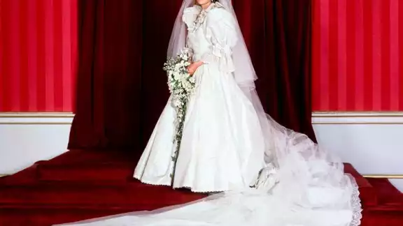 El vestido lo usó Lady Di durante su enlace matrimonial con el príncipe Carlos el 29 de julio de 1981