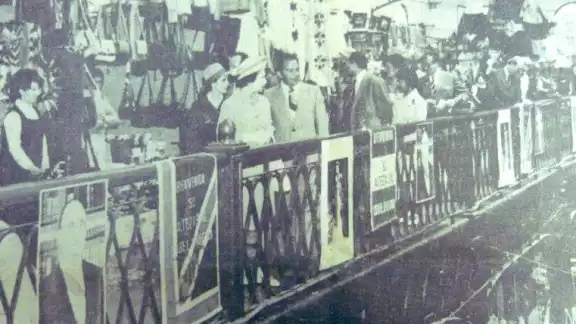 Isabel II durante su estancia en el Mercado Hidalgo