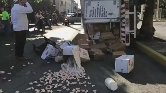 Un automóvil se voló el alto cuando transitaba de Sur a Norte, provocando que el conductor de la camioneta repartidora perdiera el control. Foto: Gabriel Aguilar Un automóvil se voló el alto cuando transitaba de Sur a Norte, provocando que el conductor de la camioneta repartidora perdiera el control. Foto: Gabriel Aguilar
