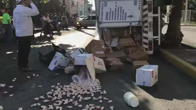 Un automóvil se voló el alto cuando transitaba de Sur a Norte, provocando que el conductor de la camioneta repartidora perdiera el control. Foto: Gabriel Aguilar