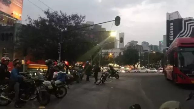 Repartidores de Uber y Didi cierran la Glorieta de Insurgentes en protesta por nuevas medidas de tránsito