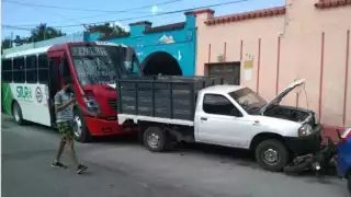 Conductor de autobús pierde el control y se impacta tras sufrir un malestar
