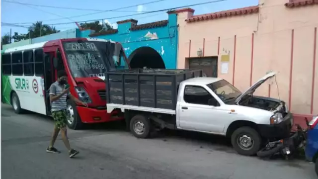 Conductor de autobús pierde el control y se impacta tras sufrir un malestar